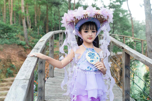 Diễn viên Minh Cúc gây ấn tượng trên sàn catwalk- Ảnh 5. Diễn viên Minh Cúc gây ấn tượng trên sàn catwalk- Ảnh 5.