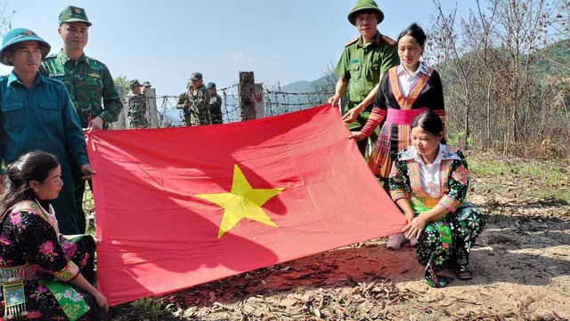 Nhân dân xã Chiềng Khoong tham gia tuần tra bảo vệ biên giới. Nhân dân xã Chiềng Khoong tham gia tuần tra bảo vệ biên giới.