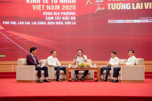 Các diễn giả tham gia buổi đối thoại – Diễn đàn kinh tế tư nhân Việt Nam 2025.