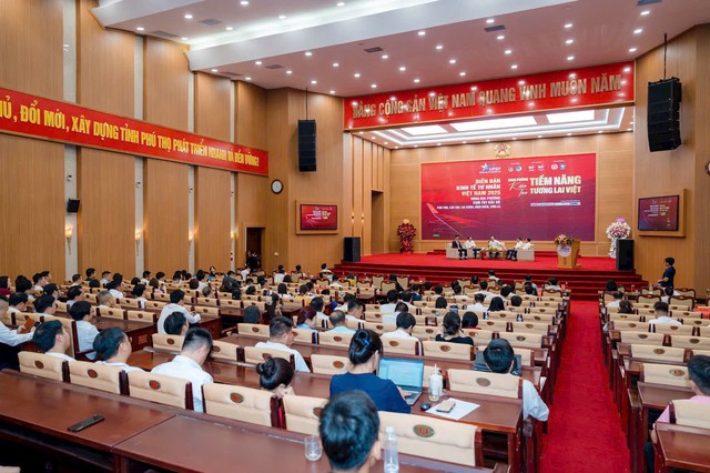 Toàn cảnh buổi đối thoại – Diễn đàn kinh tế tư nhân Việt Nam 2025.