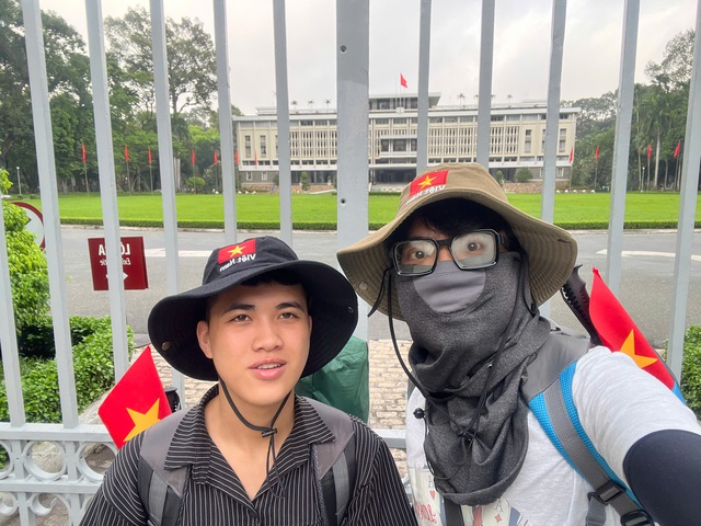 Hai chàng trai đi bộ hơn 2 tháng để đến Hà Nội dịp 2/9: Bữa sáng không thể nào quên ở Nghệ An- Ảnh 1. Hai chàng trai đi bộ hơn 2 tháng để đến Hà Nội dịp 2/9: Bữa sáng không thể nào quên ở Nghệ An- Ảnh 1.
