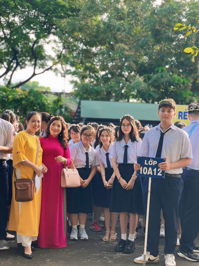 Cô trò trường THPT Phú Nhuận - Thành phố Hồ Chí Minh. Cô trò trường THPT Phú Nhuận - Thành phố Hồ Chí Minh.