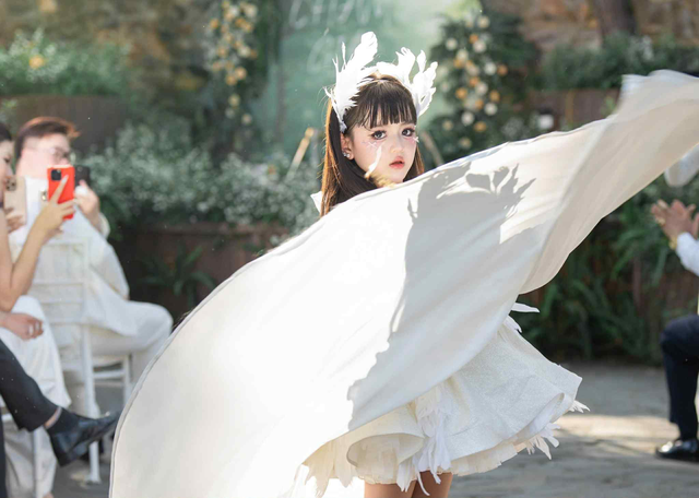 Diễn viên Minh Cúc gây ấn tượng trên sàn catwalk- Ảnh 6. Diễn viên Minh Cúc gây ấn tượng trên sàn catwalk- Ảnh 6.