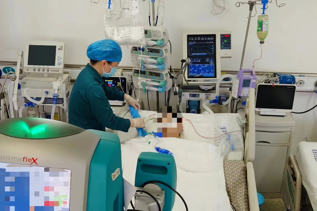 Chàng trai 26 tuổi suy thận cấp, phải hồi sức tích cực suốt 60 ngày- Ảnh 1.
