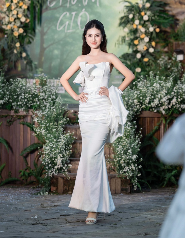 Diễn viên Minh Cúc gây ấn tượng trên sàn catwalk- Ảnh 4. Diễn viên Minh Cúc gây ấn tượng trên sàn catwalk- Ảnh 4.