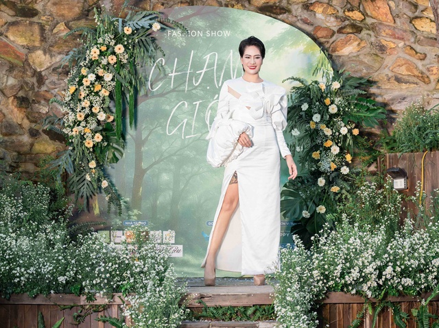 Diễn viên Minh Cúc gây ấn tượng trên sàn catwalk- Ảnh 2. Diễn viên Minh Cúc gây ấn tượng trên sàn catwalk- Ảnh 2.