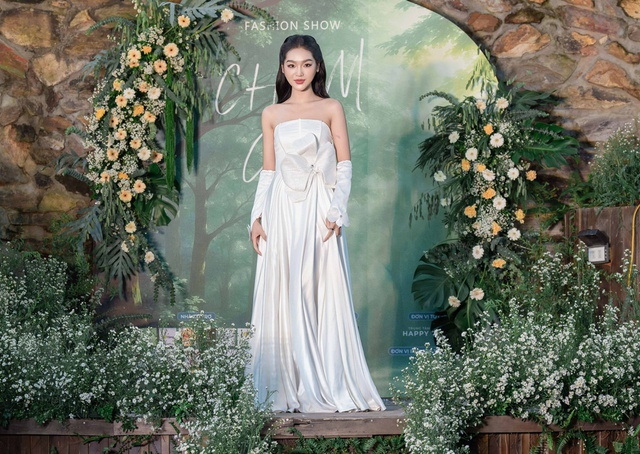 Diễn viên Minh Cúc gây ấn tượng trên sàn catwalk- Ảnh 3. Diễn viên Minh Cúc gây ấn tượng trên sàn catwalk- Ảnh 3.