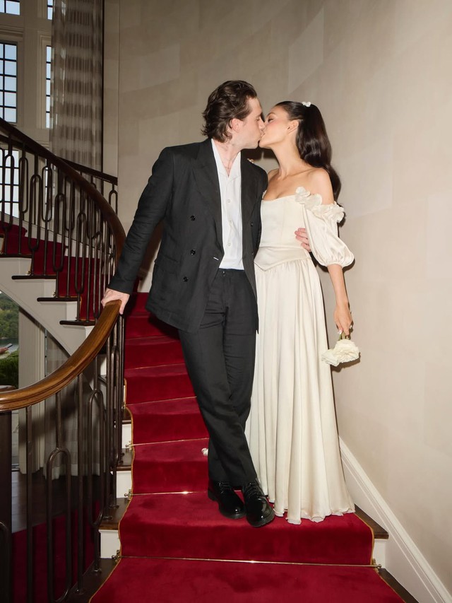 Brooklyn Beckham và vợ ái nữ nhà tỷ phú bị chê "phô trương", làm tổn thương sâu sắc bố mẹ đẻ- Ảnh 2. Brooklyn Beckham và vợ ái nữ nhà tỷ phú bị chê "phô trương", làm tổn thương sâu sắc bố mẹ đẻ- Ảnh 2.