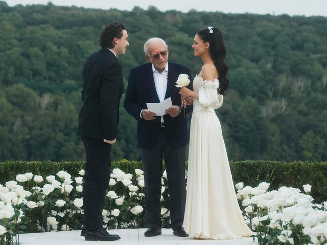 Brooklyn Beckham và vợ ái nữ nhà tỷ phú bị chê "phô trương", làm tổn thương sâu sắc bố mẹ đẻ- Ảnh 1. Brooklyn Beckham và vợ ái nữ nhà tỷ phú bị chê "phô trương", làm tổn thương sâu sắc bố mẹ đẻ- Ảnh 1.