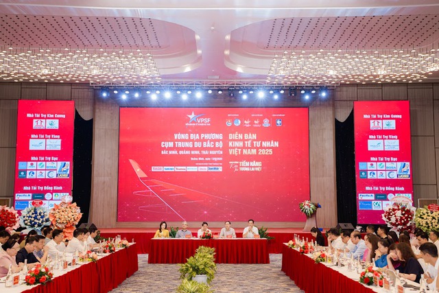 Các diễn giả tham gia đối thoại, chia sẻ tại chương trình.