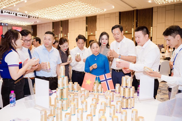 Các đại biểu lãnh đạo thăm quan các gian hàng trưng bày, quảng bá tại chương trình.