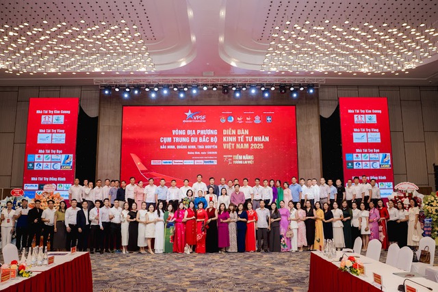 Các đại biểu tham dự chương trình chụp ảnh lưu niệm.