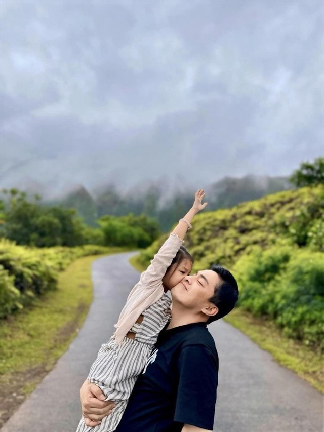 Hot mom Yến Phương chia sẻ hình ảnh ông xã Lam Trường cùng 2 bạn nhỏ Phoebe và Liam: "Cảm giác không có gì bằng..."- Ảnh 1.