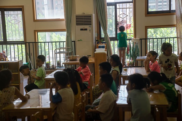 Bé trai liên tục mang đồ chơi đắt tiền đến lớp, cô giáo kiểm tra thì phát hiện bí mật động trời của gia đình- Ảnh 2.
