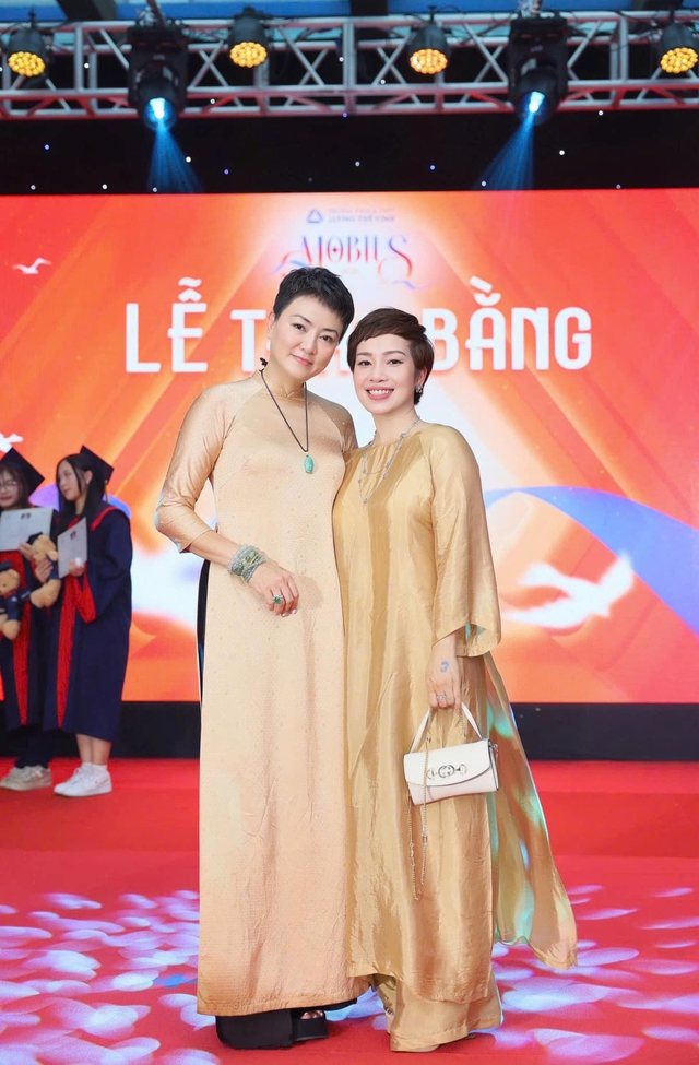1001 màn "triết lý" của 2 bạn nhỏ Cơm - Canh nhà hot mom U60 Văn Thuỳ Dương: Gen Alpha lại còn con nhà giáo có khác!- Ảnh 1. 1001 màn "triết lý" của 2 bạn nhỏ Cơm - Canh nhà hot mom U60 Văn Thuỳ Dương: Gen Alpha lại còn con nhà giáo có khác!- Ảnh 1.