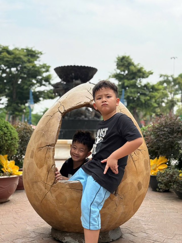 1001 màn "triết lý" của 2 bạn nhỏ Cơm - Canh nhà hot mom U60 Văn Thuỳ Dương: Gen Alpha lại còn con nhà giáo có khác!- Ảnh 5. 1001 màn "triết lý" của 2 bạn nhỏ Cơm - Canh nhà hot mom U60 Văn Thuỳ Dương: Gen Alpha lại còn con nhà giáo có khác!- Ảnh 5.