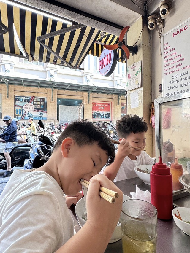 1001 màn "triết lý" của 2 bạn nhỏ Cơm - Canh nhà hot mom U60 Văn Thuỳ Dương: Gen Alpha lại còn con nhà giáo có khác!- Ảnh 4. 1001 màn "triết lý" của 2 bạn nhỏ Cơm - Canh nhà hot mom U60 Văn Thuỳ Dương: Gen Alpha lại còn con nhà giáo có khác!- Ảnh 4.