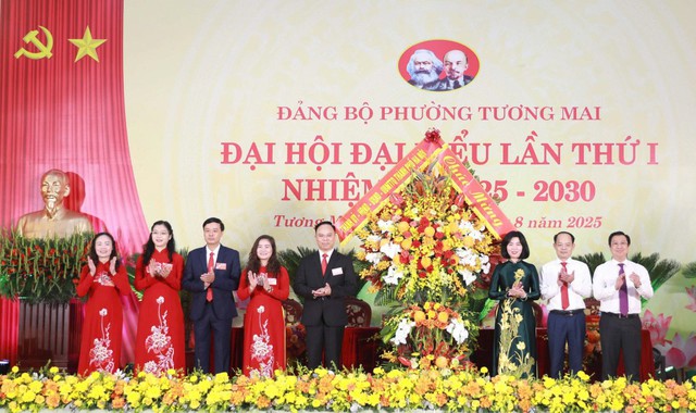 Lãnh đạo TP Hà Nội tặng hoa chúc mừng Đại hội.