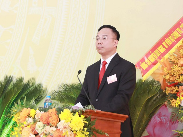 Đồng chí Võ Xuân Trọng - Bí thư Đảng uỷ, Chủ tịch HĐND phường Tương Mai trình bày nội dung Đại hội.