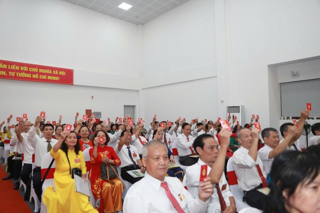 Đảng viên biểu quyết thông qua nghị quyết Đại hội.