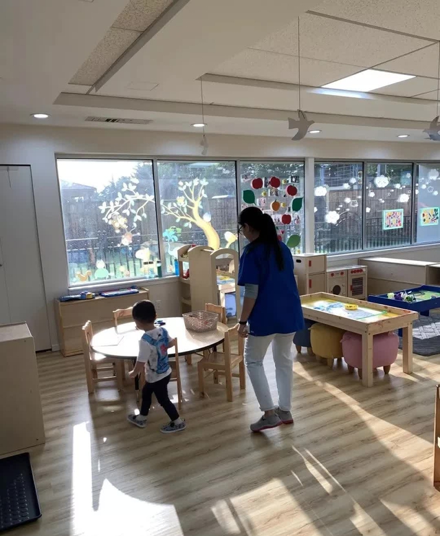 Bé trai liên tục mang đồ chơi đắt tiền đến lớp, cô giáo kiểm tra thì phát hiện bí mật động trời của gia đình- Ảnh 1.