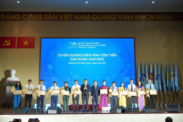 Đại hội Thi đua yêu nước ĐHQG-HCM lần VI: Vinh danh 22 tập thể, 18 cá nhân tiêu biểu và phát động phong trào giai đoạn 2025-2030- Ảnh 4.