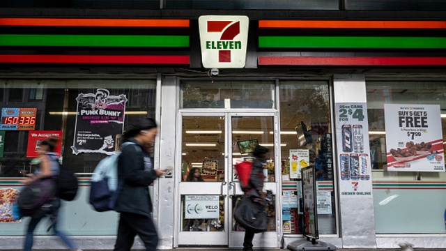 Tờ giấy dán trên cửa một cửa hàng 7-Eleven khiến nhiều người xúc động không thôi- Ảnh 2.