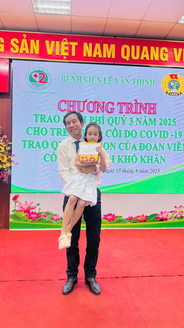 Lan tỏa yêu thương trong chương trình trao kinh phí quý 3/2025 cho trẻ em mồ côi do COVID-19 tại Bệnh viện Lê Văn Thịnh- Ảnh 1.