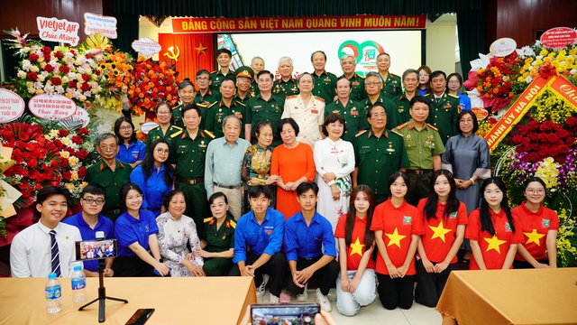 Hội đồng Quản lý CLB, các đại biểu và các thế hệ Mãi mãi tuổi 20