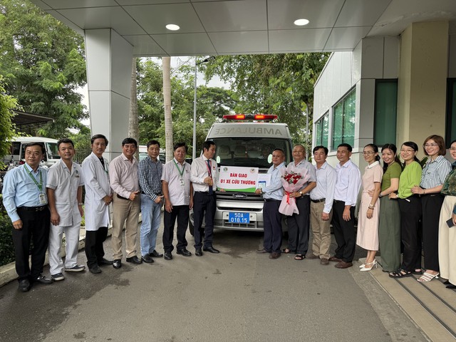 Tiên phong trong hợp tác chăm sóc sức khỏe tâm thần: Bệnh viện Lê Văn Thịnh bàn giao xe cứu thương hỗ trợ Trung tâm Điều dưỡng tâm thần Tân Định- Ảnh 1. Tiên phong trong hợp tác chăm sóc sức khỏe tâm thần: Bệnh viện Lê Văn Thịnh bàn giao xe cứu thương hỗ trợ Trung tâm Điều dưỡng tâm thần Tân Định- Ảnh 1.