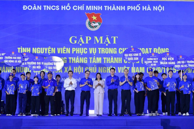 Các đồng chí đại biểu lãnh đạo Trung ương và Hà Nội chụp ảnh lưu niệm cùng các đội tình nguyện tại chương trình.