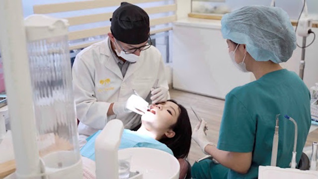 Sợ quá tuổi, nhiều người chọn sống mãi với "răng xấu"- Ảnh 1.