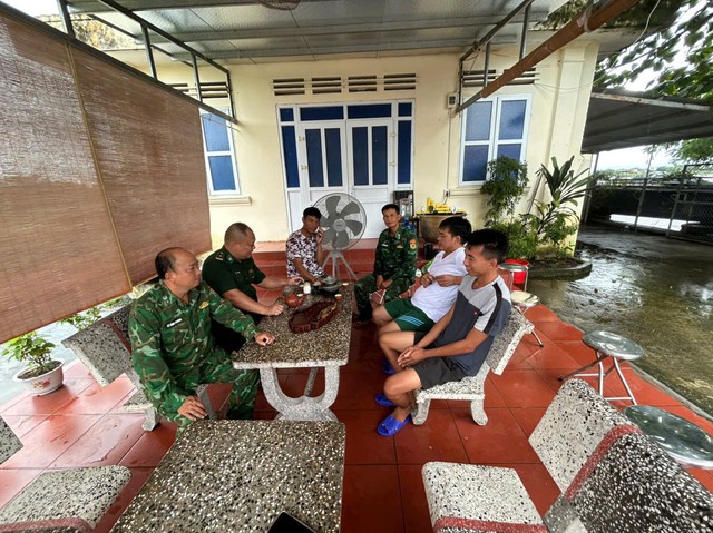 Ông Quảng trò chuyện với cán bộ chiến sĩ Biên phòng về phút giây sinh tử của mình.