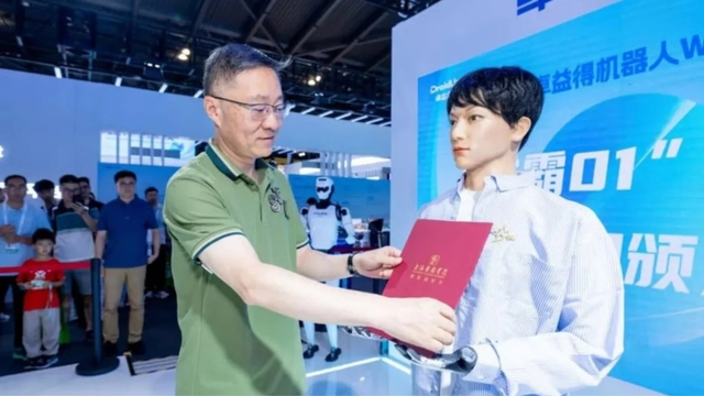 Trung Quốc cho robot đi học tiến sĩ nghệ thuật, được khen đẹp trai, nếu học không xong bị cho vào bảo tàng- Ảnh 2.