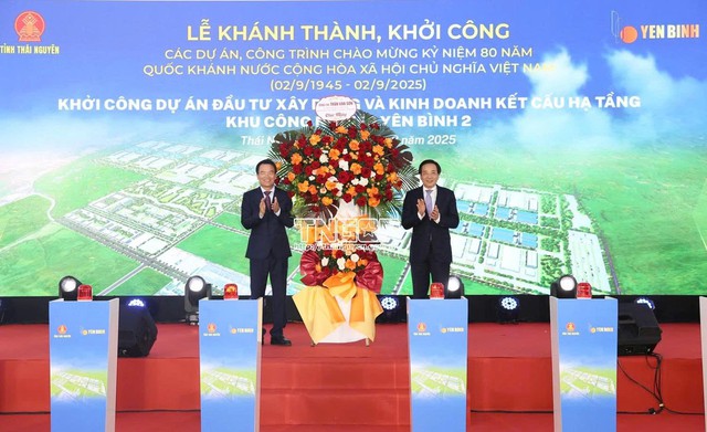 Đồng chí Trần Văn Sơn, Ủy viên Ban Chấp hành Trung ương Đảng, Bộ trưởng, Chủ nhiệm Văn phòng Chính phủ tặng hoa chúc mừng. Đồng chí Trần Văn Sơn, Ủy viên Ban Chấp hành Trung ương Đảng, Bộ trưởng, Chủ nhiệm Văn phòng Chính phủ tặng hoa chúc mừng.