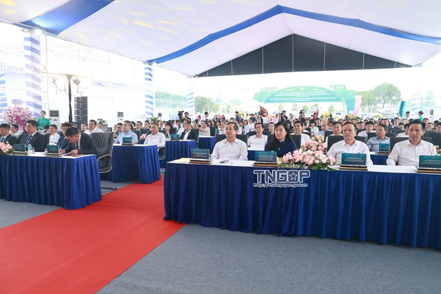 Đồng chí Phạm Hoàng Sơn, Phó Bí thư Tỉnh ủy, Chủ tịch UBND tỉnh và các đại biểu dự Lễ khởi công Dự án khu đô thị mới, phố đi bộ trung tâm phường Phan Đình Phùng. Đồng chí Phạm Hoàng Sơn, Phó Bí thư Tỉnh ủy, Chủ tịch UBND tỉnh và các đại biểu dự Lễ khởi công Dự án khu đô thị mới, phố đi bộ trung tâm phường Phan Đình Phùng.