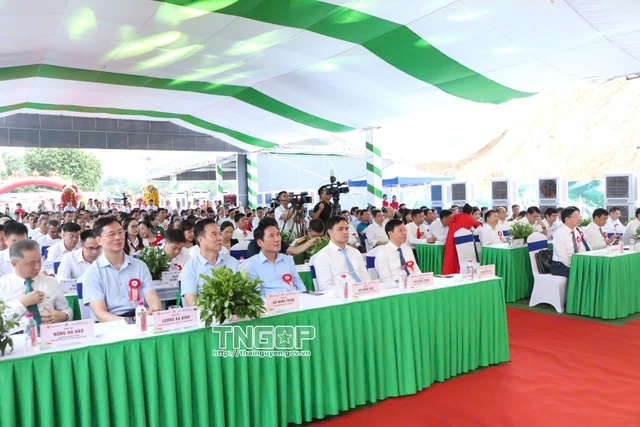 Các đại biểu dự Lễ khởi công Tổ hợp khu vui chơi giải trí, nhà ở và sân golf Tân Thái hồ Núi Cốc. Các đại biểu dự Lễ khởi công Tổ hợp khu vui chơi giải trí, nhà ở và sân golf Tân Thái hồ Núi Cốc.