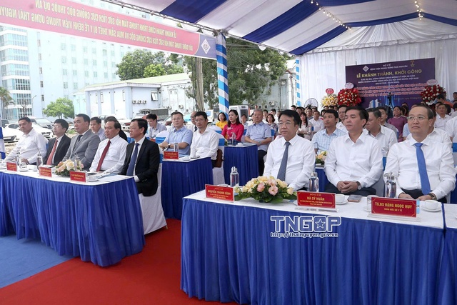 Đồng chí Nguyễn Tri Thức, Thứ trưởng Bộ Y tế; đồng chí Nguyễn Thanh Bình, Ủy viên BTV Tỉnh ủy, Phó Chủ tịch Thường trực UBND tỉnh và các đại biểu dự Lễ khánh thành công trình Thứ trưởng Bộ Y tế Nguyễn Tri Thức phát biểu tại Lễ khánh thành công trình. Đồng chí Nguyễn Tri Thức, Thứ trưởng Bộ Y tế; đồng chí Nguyễn Thanh Bình, Ủy viên BTV Tỉnh ủy, Phó Chủ tịch Thường trực UBND tỉnh và các đại biểu dự Lễ khánh thành công trình Thứ trưởng Bộ Y tế Nguyễn Tri Thức phát biểu tại Lễ khánh thành công trình.