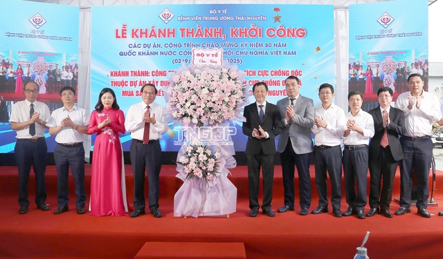 Thứ trưởng Bộ Y tế Nguyễn Tri Thức tặng hoa chúc mừng Lễ khánh thành công trình Trung tâm Hồi sức tích cực chống độc. Thứ trưởng Bộ Y tế Nguyễn Tri Thức tặng hoa chúc mừng Lễ khánh thành công trình Trung tâm Hồi sức tích cực chống độc.