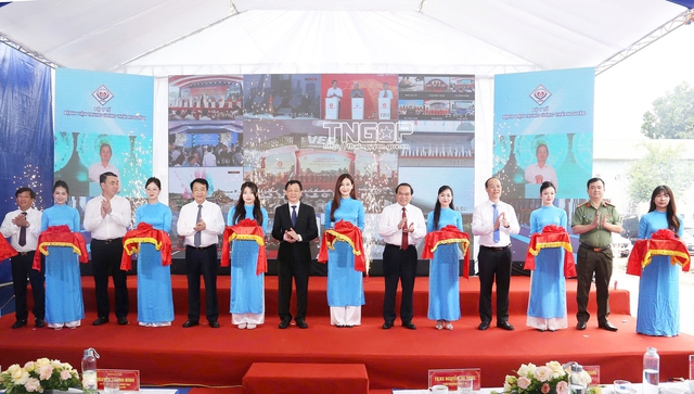Các đại biểu cắt băng Khánh thành công trình Trung tâm Hồi sức tích cực chống độc, Bệnh viện Trung ương Thái Nguyên. Các đại biểu cắt băng Khánh thành công trình Trung tâm Hồi sức tích cực chống độc, Bệnh viện Trung ương Thái Nguyên.