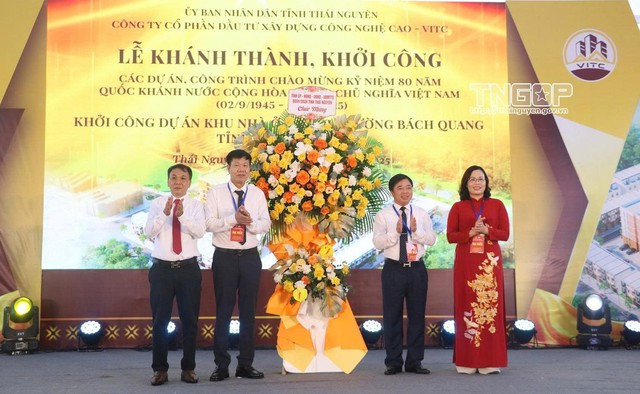 Đồng chí Bùi Văn Lương, Ủy viên Ban Thường vụ Tỉnh ủy, Phó Chủ tịch UBND tỉnh và đồng chí Trần Thị Lộc, Ủy viên Ban Thường vụ Tỉnh ủy, Phó Chủ tịch HĐND tỉnh tặng hoa chúc mừng lãnh đạo Công ty cổ phần Đầu tư xây dựng công nghệ cao - VITC. Đồng chí Bùi Văn Lương, Ủy viên Ban Thường vụ Tỉnh ủy, Phó Chủ tịch UBND tỉnh và đồng chí Trần Thị Lộc, Ủy viên Ban Thường vụ Tỉnh ủy, Phó Chủ tịch HĐND tỉnh tặng hoa chúc mừng lãnh đạo Công ty cổ phần Đầu tư xây dựng công nghệ cao - VITC.