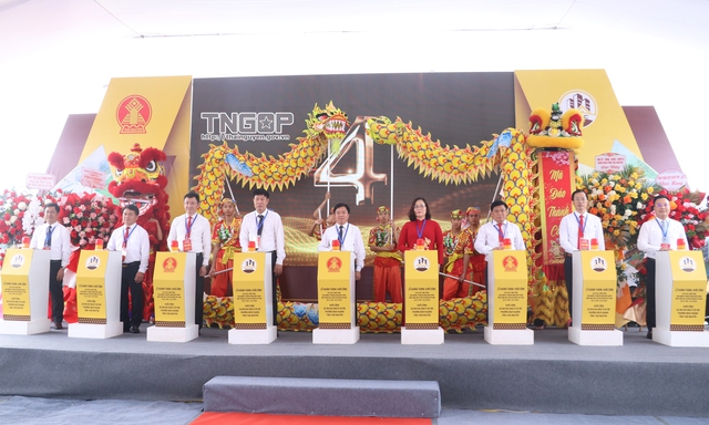 Các đại biểu bấm nút Khởi công Dự án khu nhà ở xã hội phường Bách Quang. Các đại biểu bấm nút Khởi công Dự án khu nhà ở xã hội phường Bách Quang.
