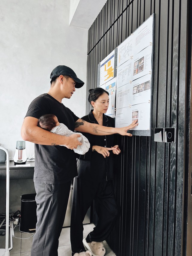 Cho&aacute;ng với lịch tr&igrave;nh chăm con của vợ chồng Huy Trần &ndash; Ng&ocirc; Thanh V&acirc;n: Một ng&agrave;y 24 tiếng, ngủ, b&uacute; sữa chuẩn từng gi&acirc;y - Ảnh 3.