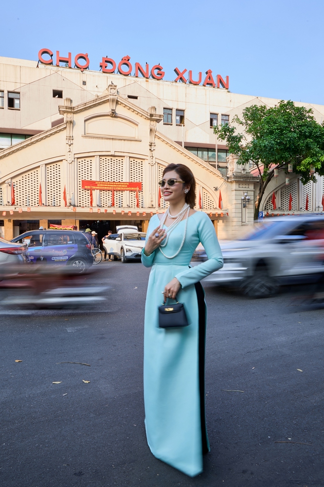 Hoa hậu Phan Hoàng Thu khoe dáng với áo dài trên phố Hà Nội- Ảnh 3.