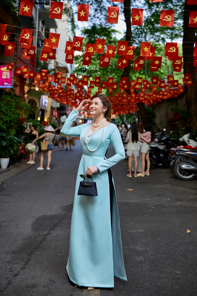 Hoa hậu Phan Hoàng Thu khoe dáng với áo dài trên phố Hà Nội- Ảnh 1.