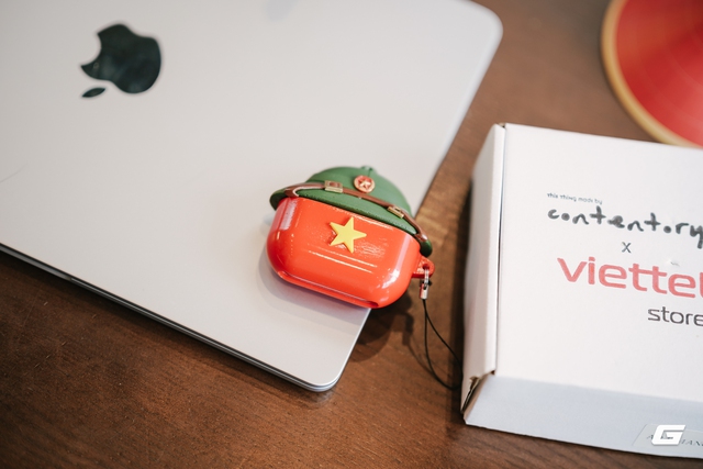 Trên tay ốp AirPods "nón cối - cờ đỏ sao vàng" cực hot kỷ niệm 80 năm Quốc khánh 2/9: Có tiền chưa chắc đã mua được!- Ảnh 1.