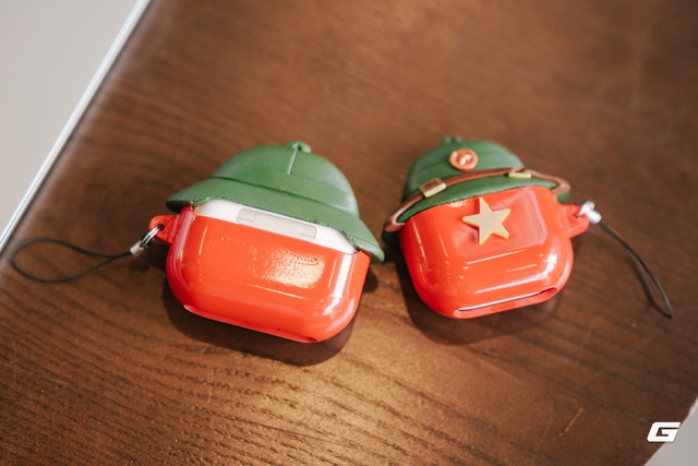 Trên tay ốp AirPods "nón cối - cờ đỏ sao vàng" cực hot kỷ niệm 80 năm Quốc khánh 2/9: Có tiền chưa chắc đã mua được!- Ảnh 10.