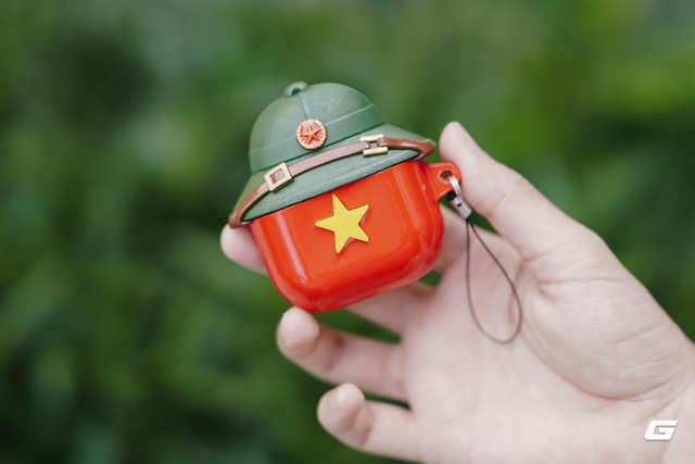 Trên tay ốp AirPods "nón cối - cờ đỏ sao vàng" cực hot kỷ niệm 80 năm Quốc khánh 2/9: Có tiền chưa chắc đã mua được!- Ảnh 8.
