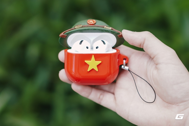 Trên tay ốp AirPods "nón cối - cờ đỏ sao vàng" cực hot kỷ niệm 80 năm Quốc khánh 2/9: Có tiền chưa chắc đã mua được!- Ảnh 9.