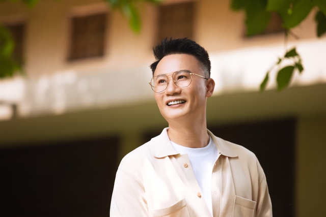 Hoàng Bách lan tỏa nụ cười Việt Nam, dùng âm nhạc để cổ vũ "sống đẹp"- Ảnh 1.
